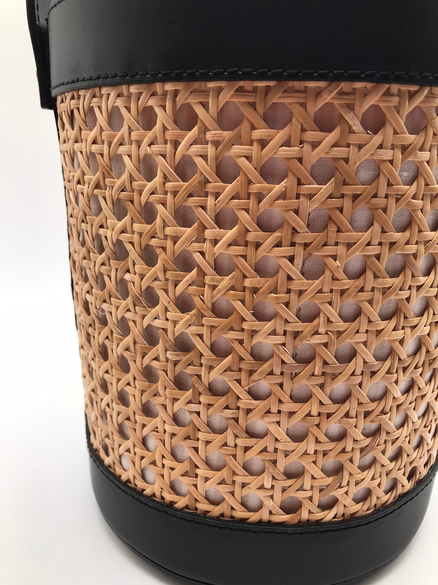 BOLSA CESTO MACADI PRETO ECO PELE MACRAME PALHA FORRO TECIDO LISTRADO BEGE E BRANCO ALÇA AJUSTÁVEL MALA