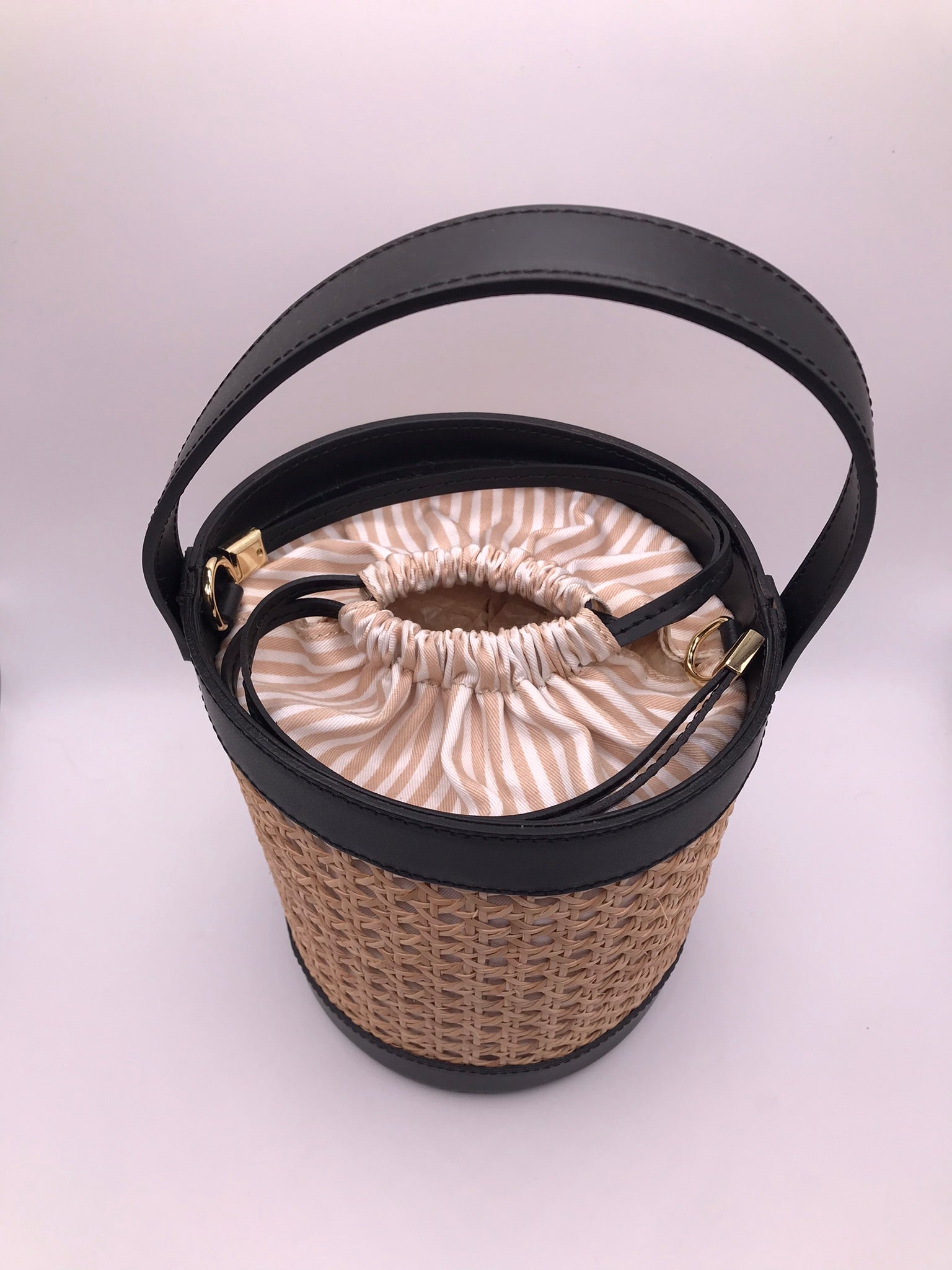 BOLSA CESTO MACADI PRETO ECO PELE MACRAME PALHA FORRO TECIDO LISTRADO BEGE E BRANCO ALÇA AJUSTÁVEL MALA