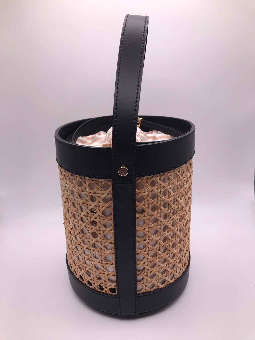 Mala de mão estilo cesto balde em ranhura com detalhes em pele preta, bolsa de palha feminina para verão e praia com alça ajustável removível
