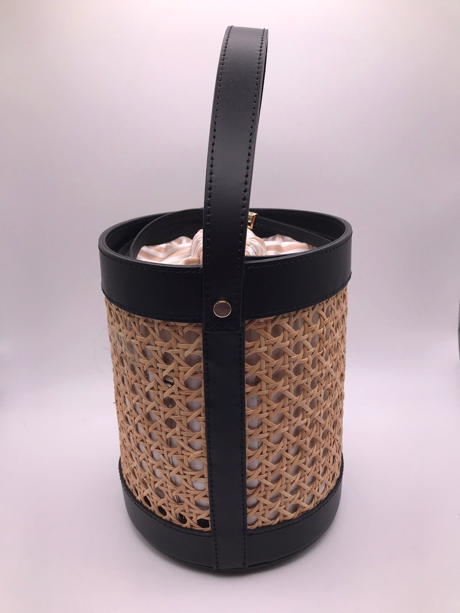BOLSA CESTO MACADI PRETO ECO PELE MACRAME PALHA FORRO TECIDO LISTRADO BEGE E BRANCO ALÇA AJUSTÁVEL MALA