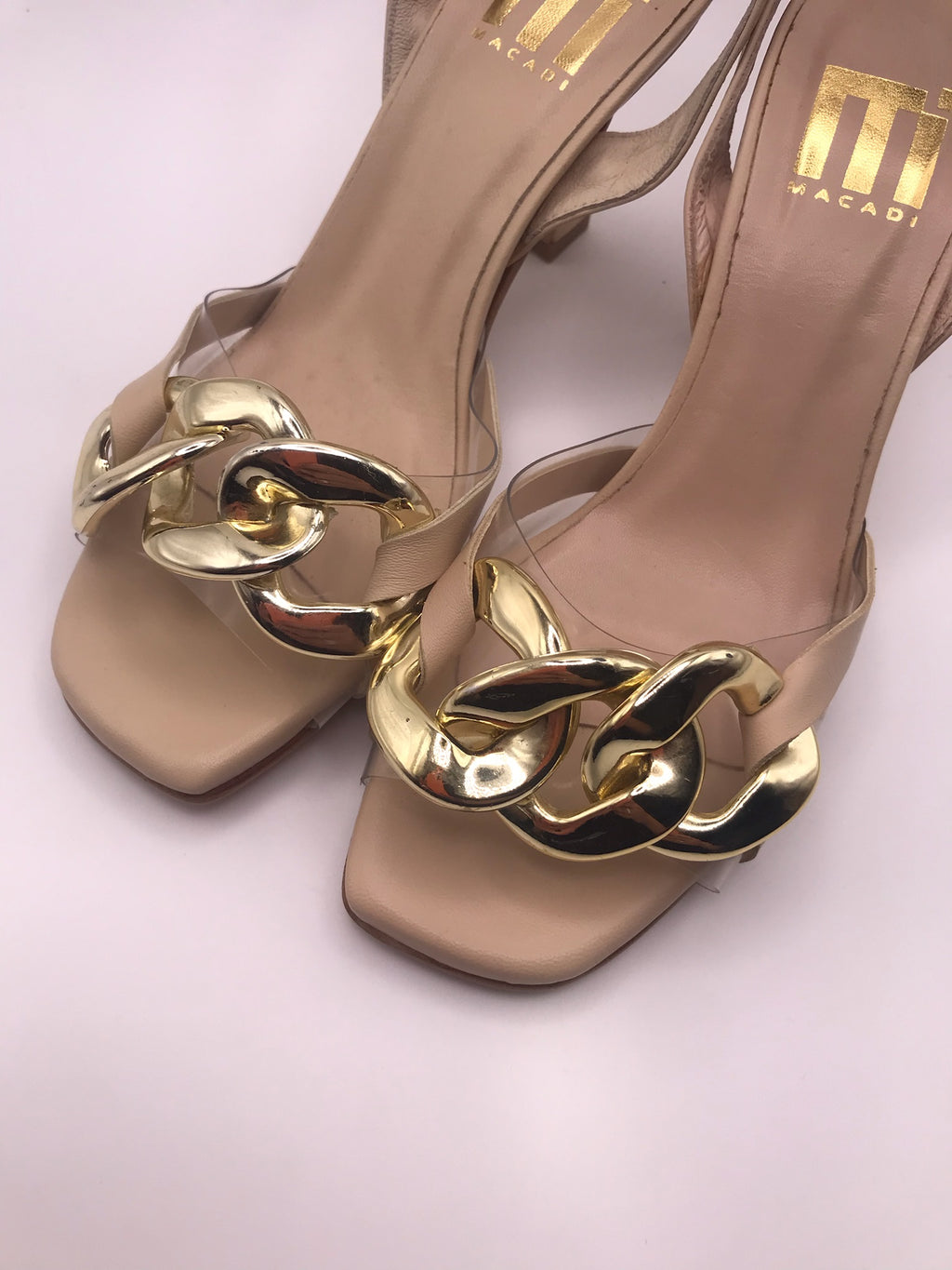 Sandálias de Salto Alto Macadi com Corrente Dourada e Tira Transparente; Calçado Feminino Elegante para Festa e Casamento; Sandália Bege Nude com Fivela no Tornozelo e Design Moderno; Sapatos de Luxo Confortáveis para Verão e Eventos Especiais