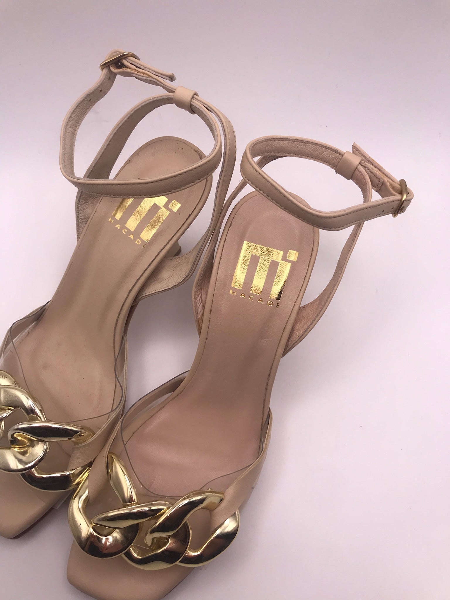 Sandálias de Salto Alto Macadi com Corrente Dourada e Tira Transparente; Calçado Feminino Elegante para Festa e Casamento; Sandália Bege Nude com Fivela no Tornozelo e Design Moderno; Sapatos de Luxo Confortáveis para Verão e Eventos Especiais