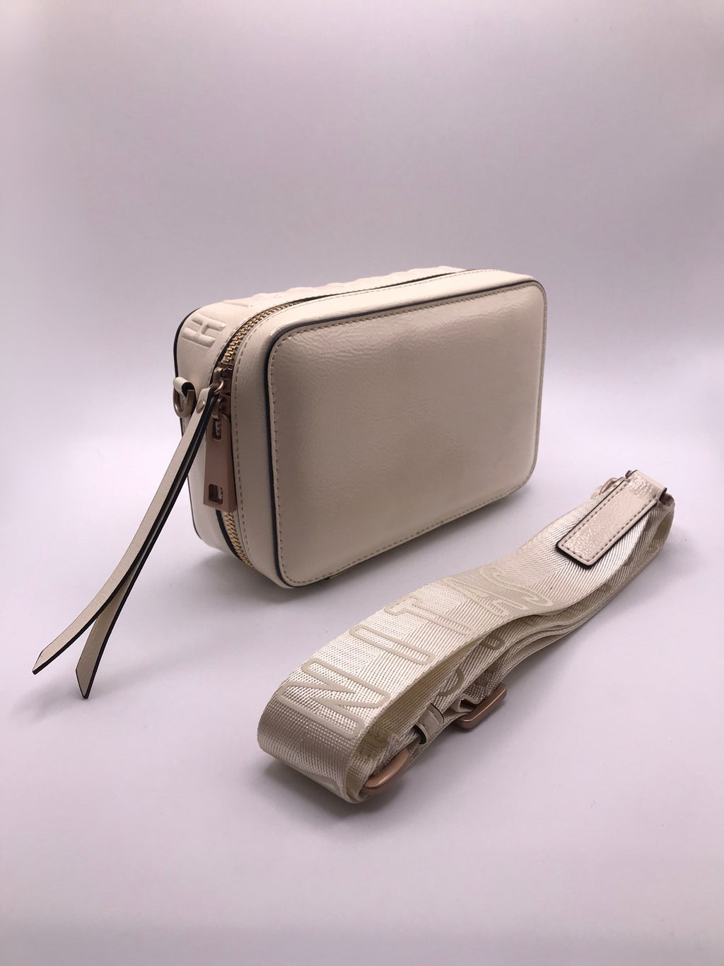 BOLSA CLUTCH HISPANITAS CREME ECO PELE LOGO ALTO RELEVO ALÇA REMOVÍVEL AJUSTÁVEL MALA