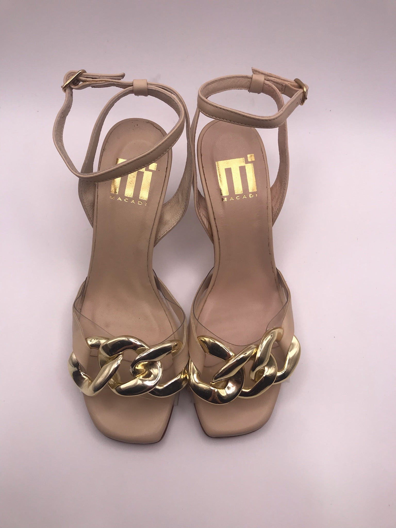 Sandálias de Salto Alto Macadi com Corrente Dourada e Tira Transparente; Calçado Feminino Elegante para Festa e Casamento; Sandália Bege Nude com Fivela no Tornozelo e Design Moderno; Sapatos de Luxo Confortáveis para Verão e Eventos Especiais