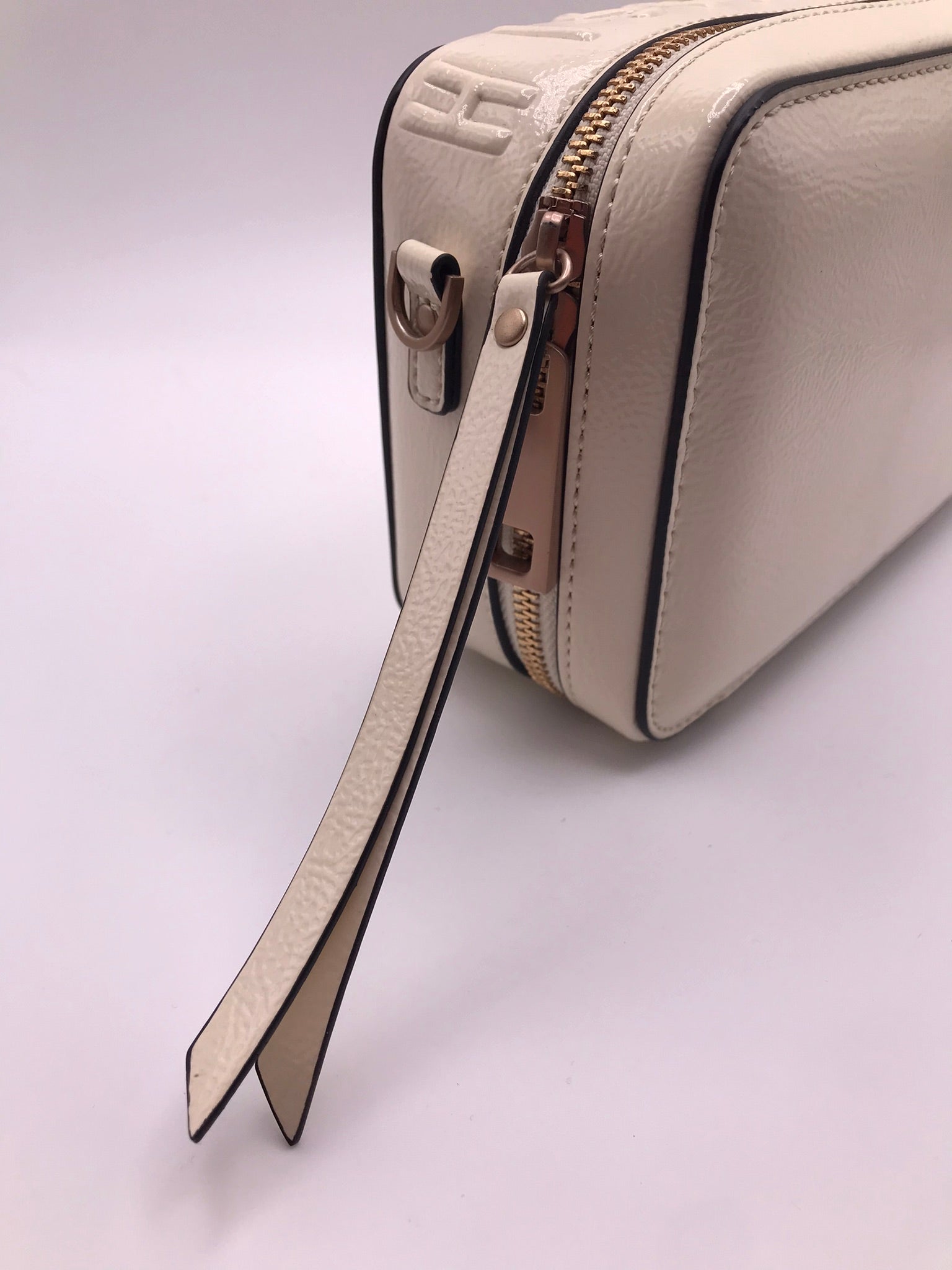 BOLSA CLUTCH HISPANITAS CREME ECO PELE LOGO ALTO RELEVO ALÇA REMOVÍVEL AJUSTÁVEL MALA