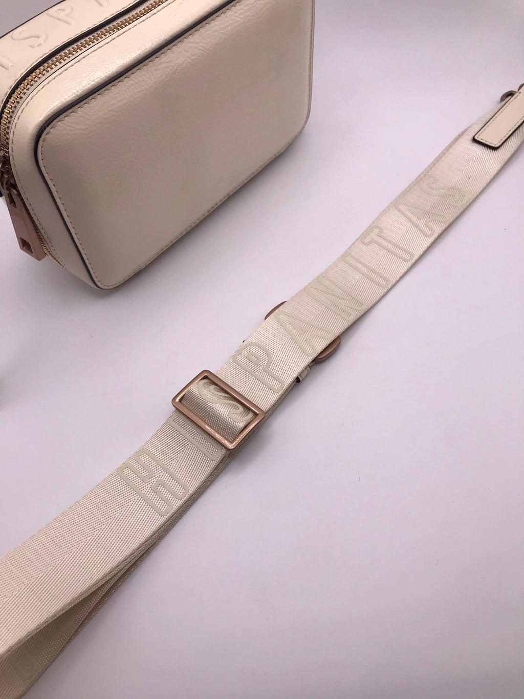 BOLSA CLUTCH HISPANITAS CREME ECO PELE LOGO ALTO RELEVO ALÇA REMOVÍVEL AJUSTÁVEL MALA