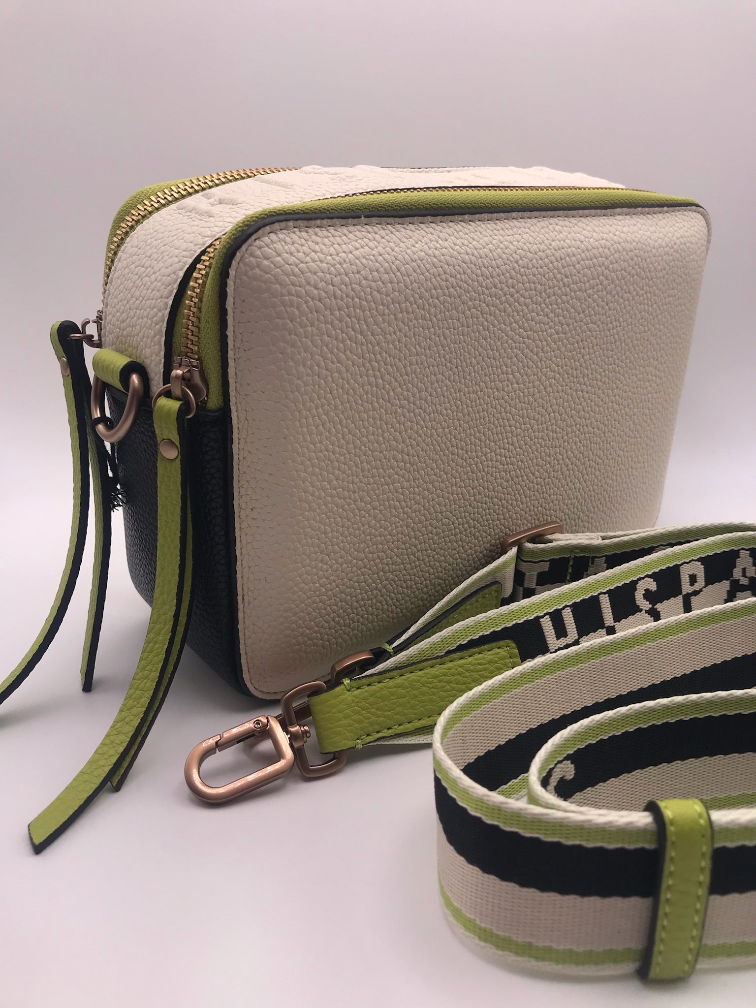 BOLSA CLUTCH HISPANITAS CREME VERDE PRETO ECO PELE LOGO ALTO RELEVO ALÇA REMOVÍVEL AJUSTÁVEL MALA