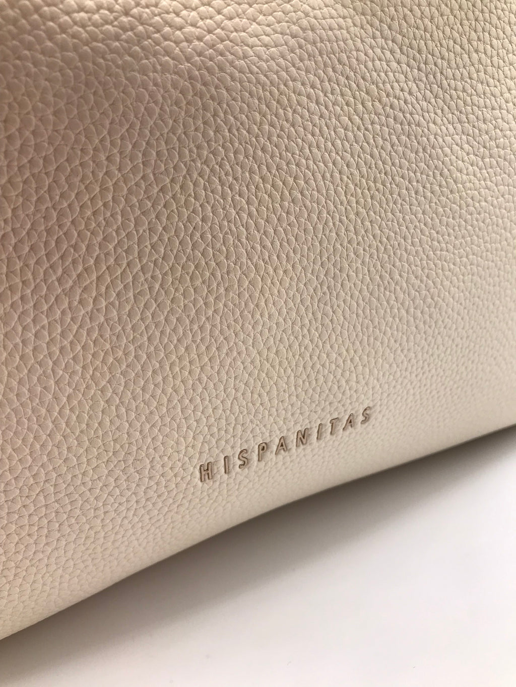 MALA HISPANITAS CREME ECO PELE ALÇA CORDÃO TRANÇADO LOGO BORDADO ALÇA AJUSTÁVEL