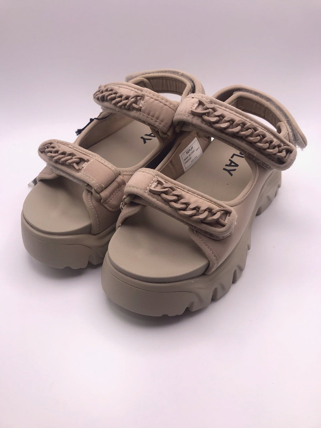 Sandeira Plataforma Chunky Replay; Sandália Bege Feminina Sola Tratorada Confortável Com Corrente Decorativa e Ajuste de Velcro; Verão Moda Jovem