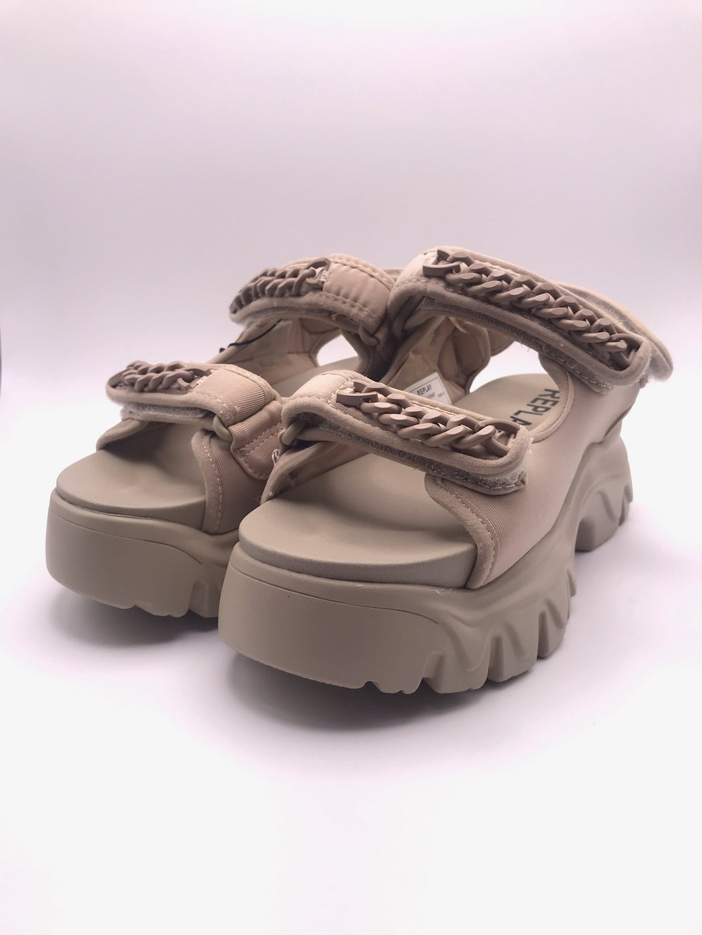 Sandeira Plataforma Chunky Replay; Sandália Bege Feminina Sola Tratorada Confortável Com Corrente Decorativa e Ajuste de Velcro; Verão Moda Jovem