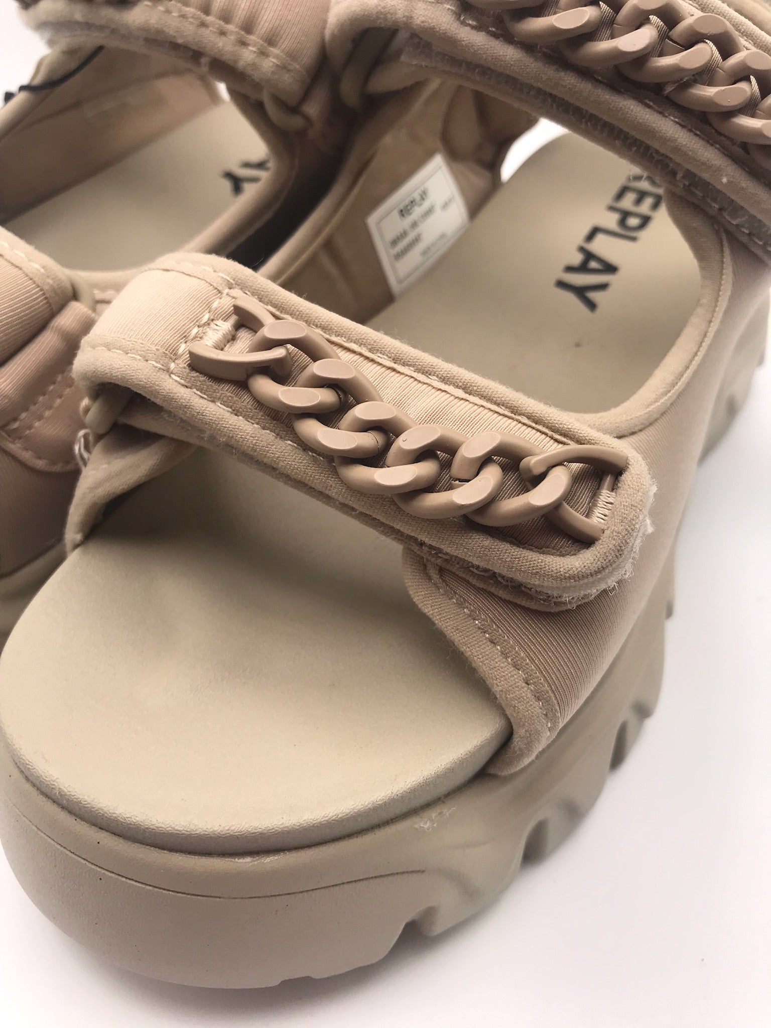 Sandeira Plataforma Chunky Replay; Sandália Bege Feminina Sola Tratorada Confortável Com Corrente Decorativa e Ajuste de Velcro; Verão Moda Jovem