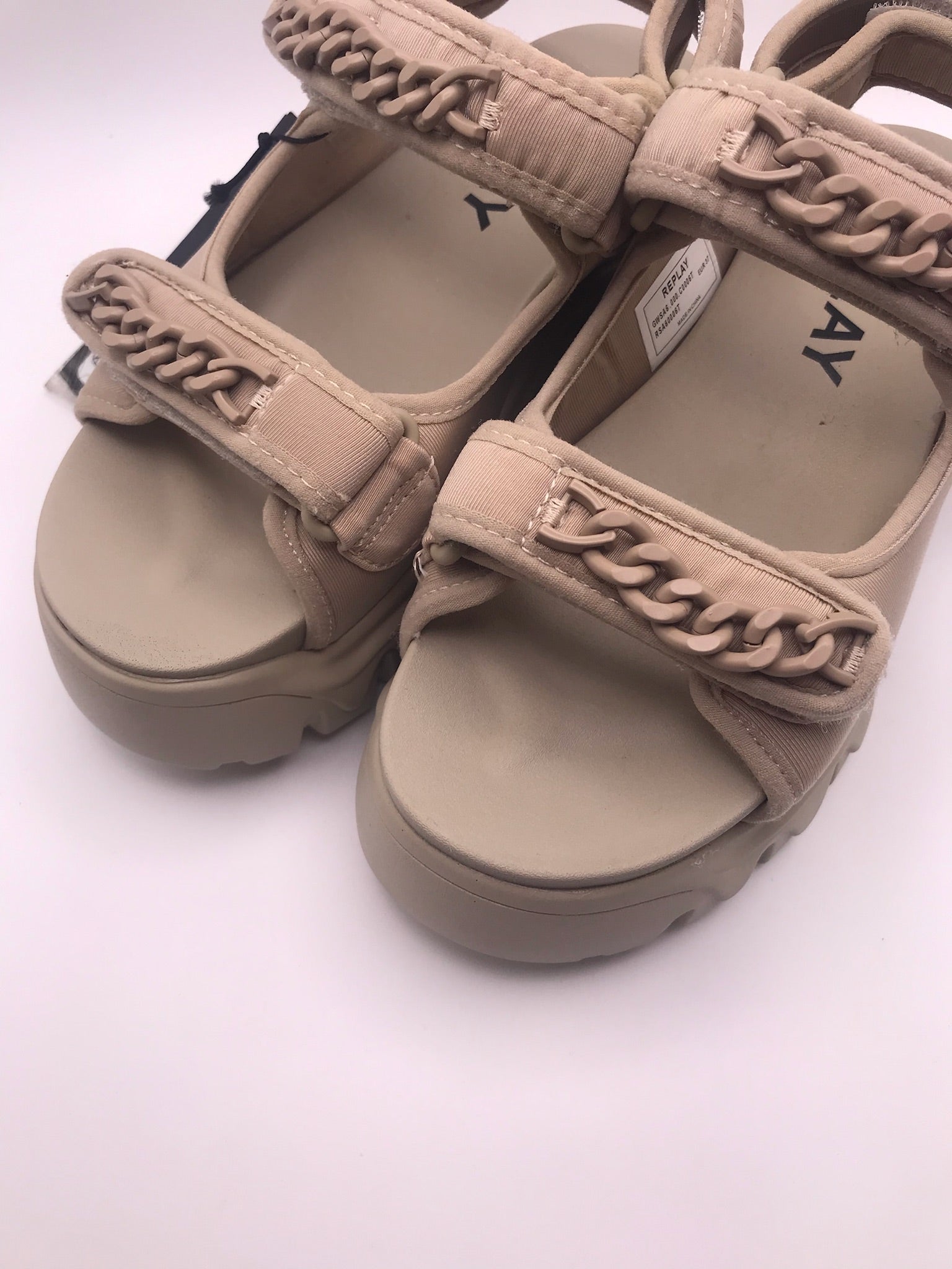 Sandeira Plataforma Chunky Replay; Sandália Bege Feminina Sola Tratorada Confortável Com Corrente Decorativa e Ajuste de Velcro; Verão Moda Jovem
