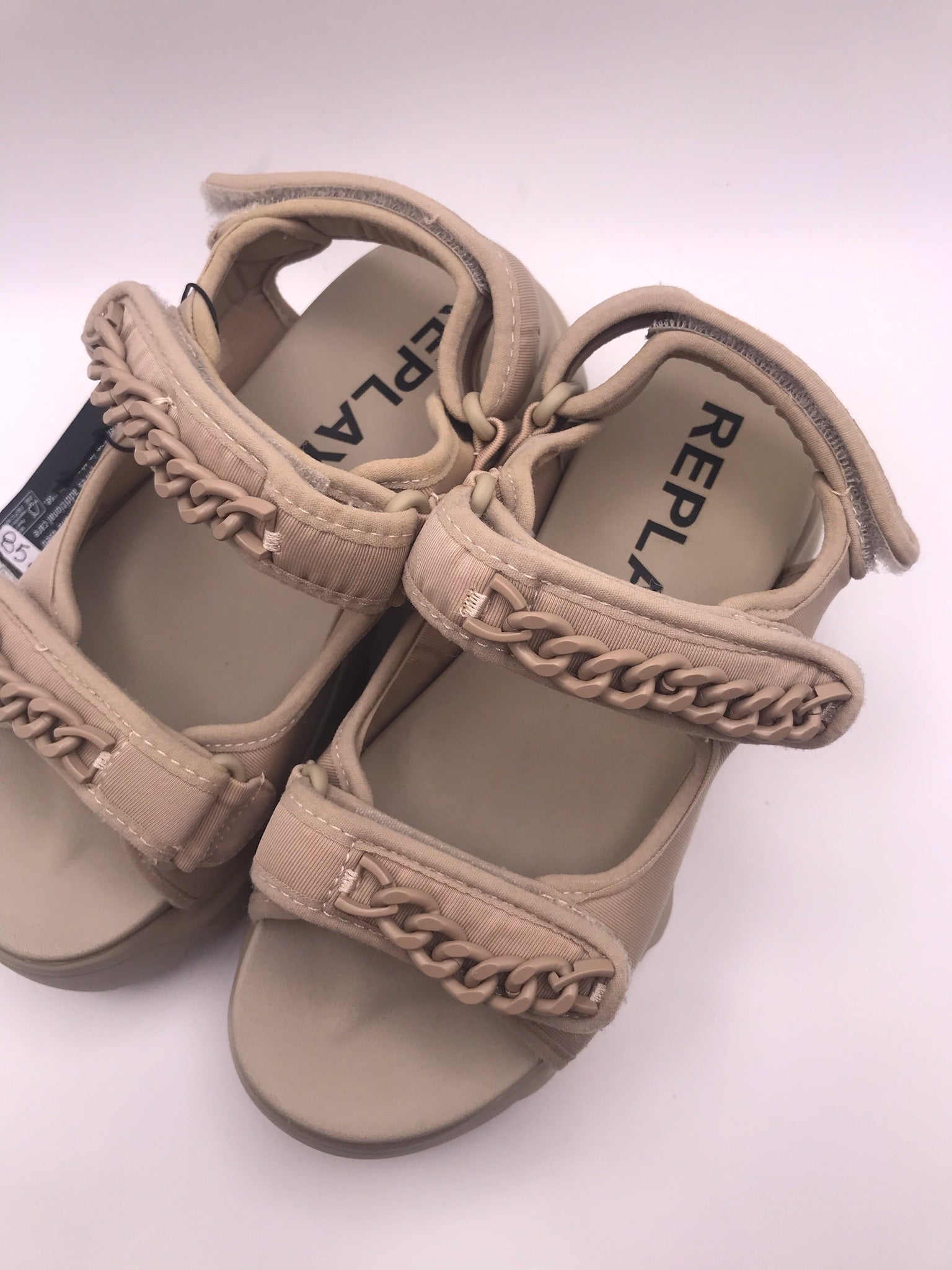 Sandeira Plataforma Chunky Replay; Sandália Bege Feminina Sola Tratorada Confortável Com Corrente Decorativa e Ajuste de Velcro; Verão Moda Jovem