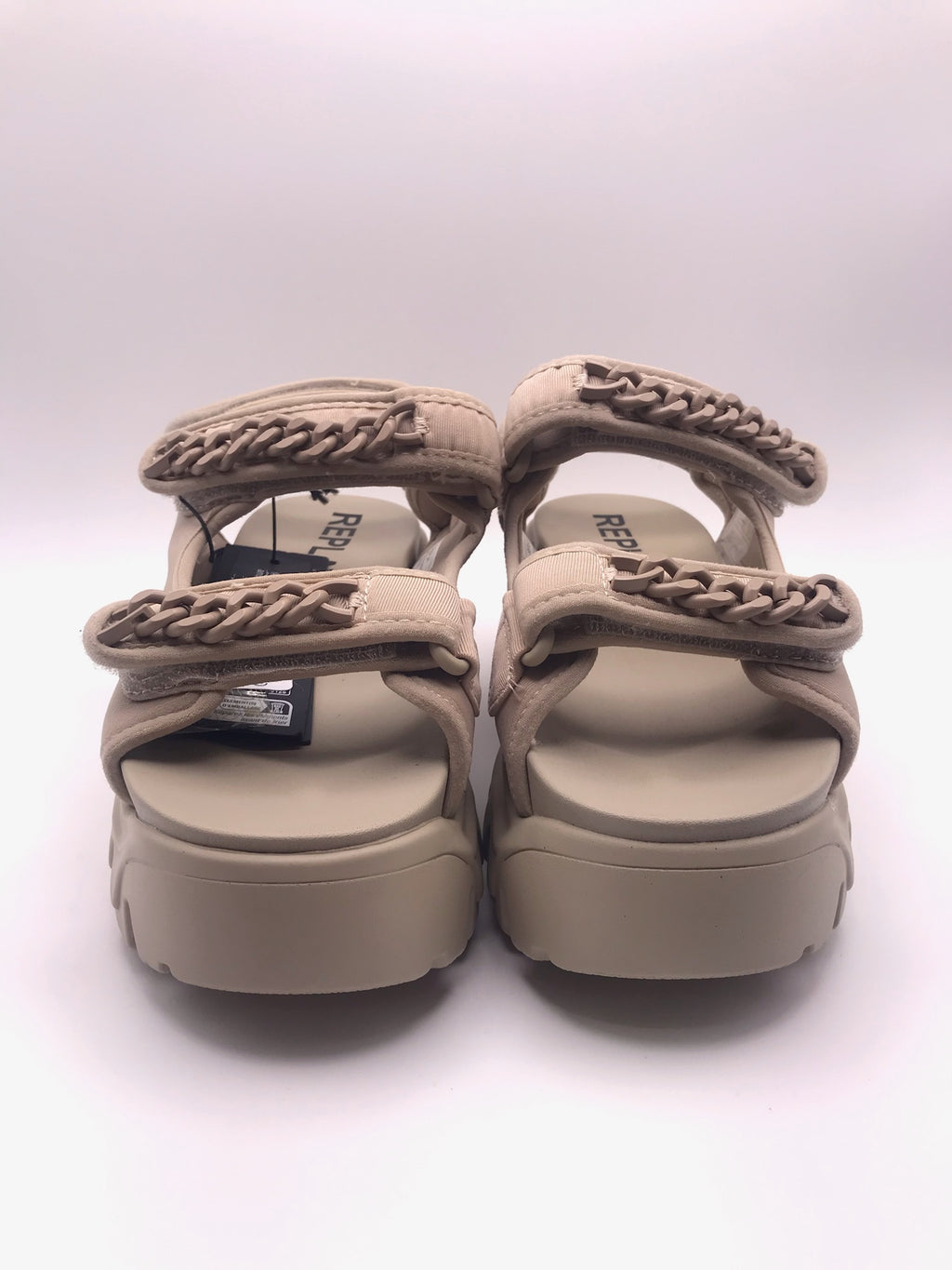 Sandeira Plataforma Chunky Replay; Sandália Bege Feminina Sola Tratorada Confortável Com Corrente Decorativa e Ajuste de Velcro; Verão Moda Jovem