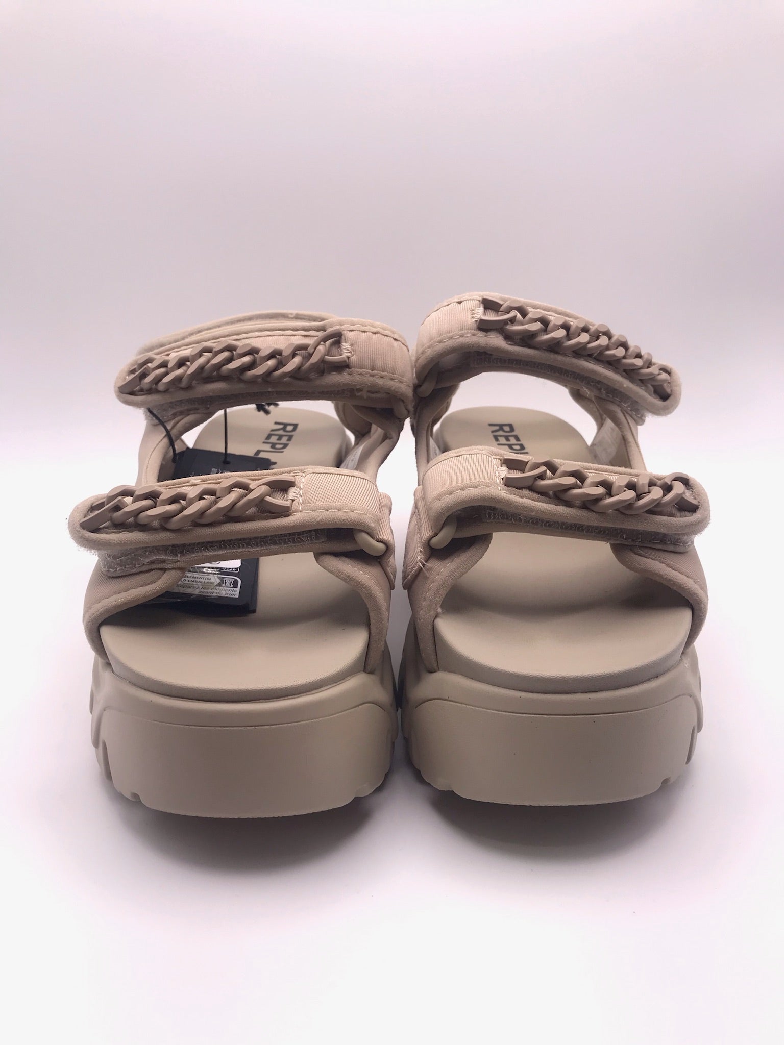 Sandeira Plataforma Chunky Replay; Sandália Bege Feminina Sola Tratorada Confortável Com Corrente Decorativa e Ajuste de Velcro; Verão Moda Jovem