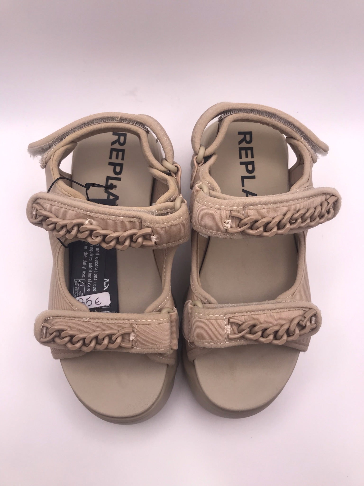 Sandeira Plataforma Chunky Replay; Sandália Bege Feminina Sola Tratorada Confortável Com Corrente Decorativa e Ajuste de Velcro; Verão Moda Jovem