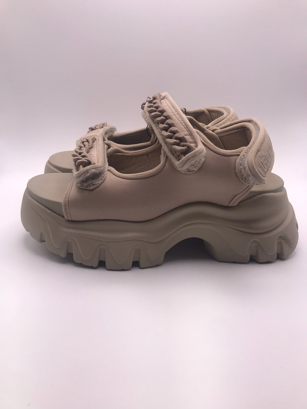 Sandeira Plataforma Chunky Replay; Sandália Bege Feminina Sola Tratorada Confortável Com Corrente Decorativa e Ajuste de Velcro; Verão Moda Jovem