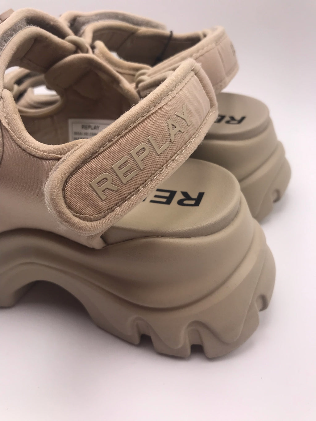Sandeira Plataforma Chunky Replay; Sandália Bege Feminina Sola Tratorada Confortável Com Corrente Decorativa e Ajuste de Velcro; Verão Moda Jovem