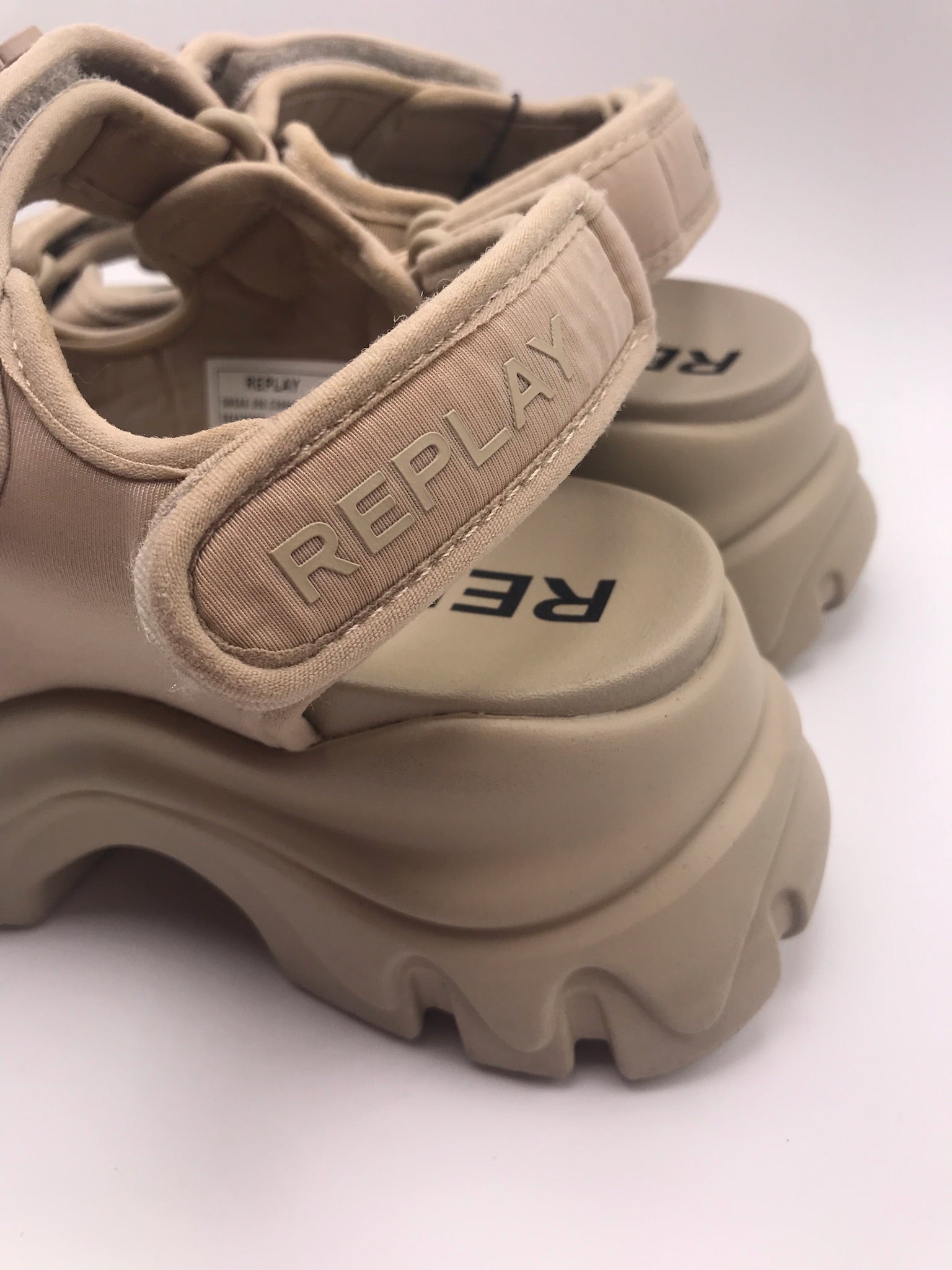 Sandeira Plataforma Chunky Replay; Sandália Bege Feminina Sola Tratorada Confortável Com Corrente Decorativa e Ajuste de Velcro; Verão Moda Jovem