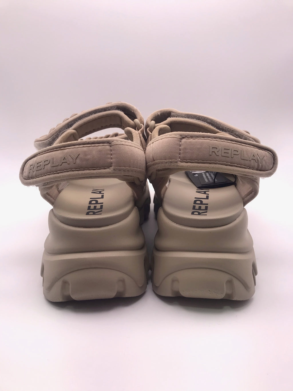 Sandeira Plataforma Chunky Replay; Sandália Bege Feminina Sola Tratorada Confortável Com Corrente Decorativa e Ajuste de Velcro; Verão Moda Jovem