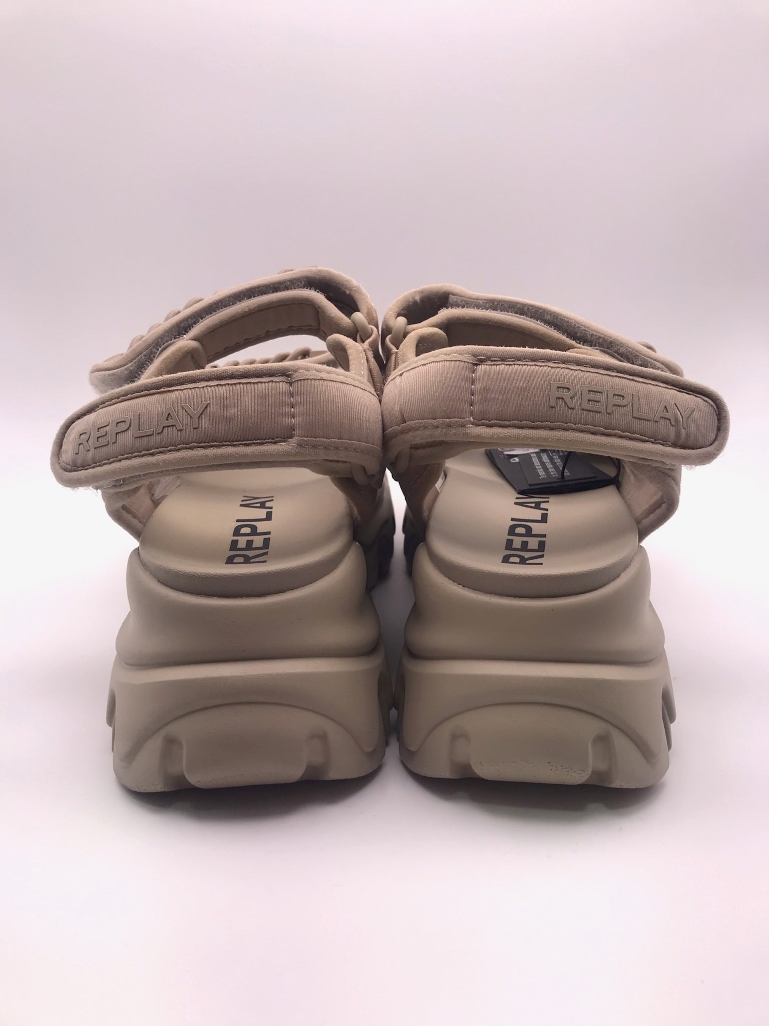 Sandeira Plataforma Chunky Replay; Sandália Bege Feminina Sola Tratorada Confortável Com Corrente Decorativa e Ajuste de Velcro; Verão Moda Jovem