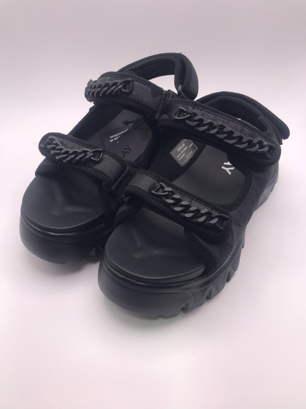 Sandeira Plataforma Chunky Replay; Sandália Preta Feminina Sola Tratorada Confortável Com Corrente Decorativa e Ajuste de Velcro; Verão Moda Jovem