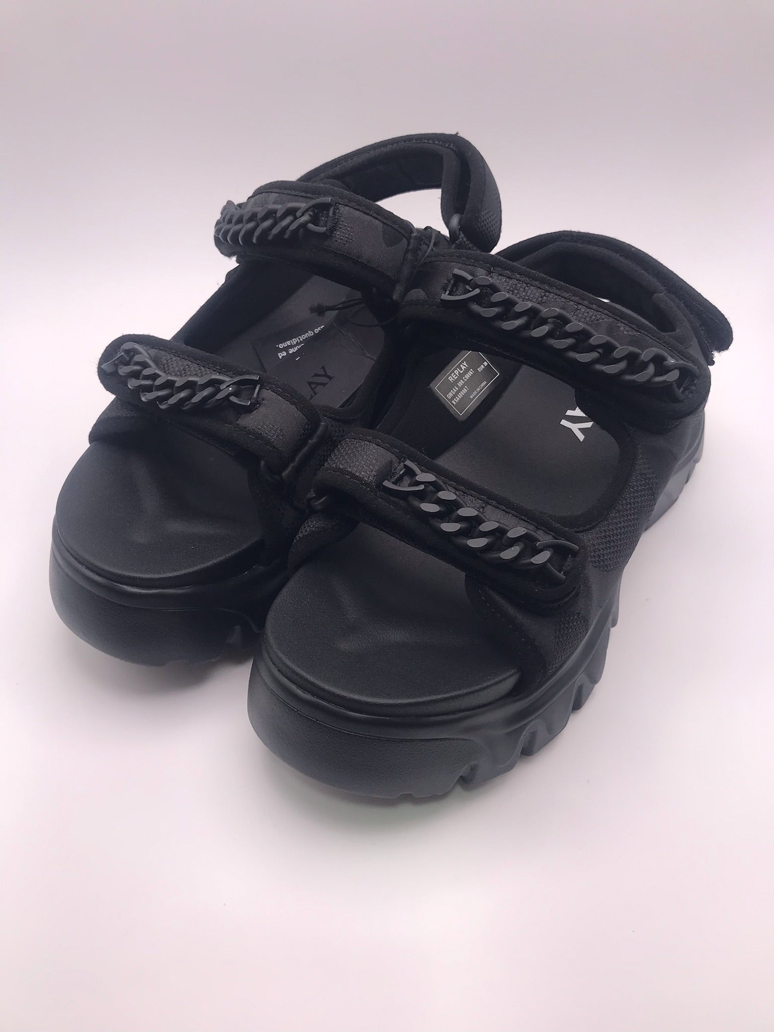 Sandeira Plataforma Chunky Replay; Sandália Preta Feminina Sola Tratorada Confortável Com Corrente Decorativa e Ajuste de Velcro; Verão Moda Jovem
