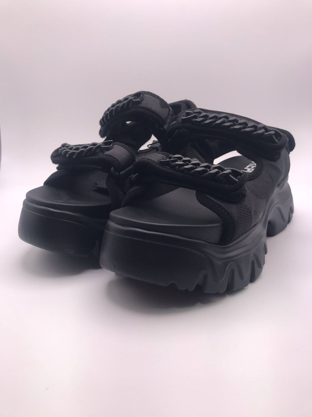 Sandeira Plataforma Chunky Replay; Sandália Preta Feminina Sola Tratorada Confortável Com Corrente Decorativa e Ajuste de Velcro; Verão Moda Jovem