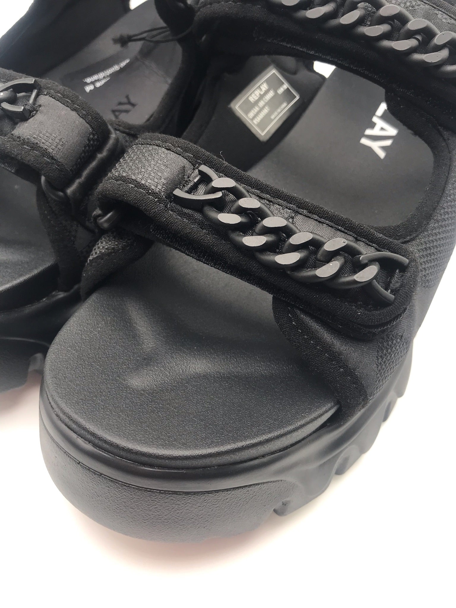 Sandeira Plataforma Chunky Replay; Sandália Preta Feminina Sola Tratorada Confortável Com Corrente Decorativa e Ajuste de Velcro; Verão Moda Jovem