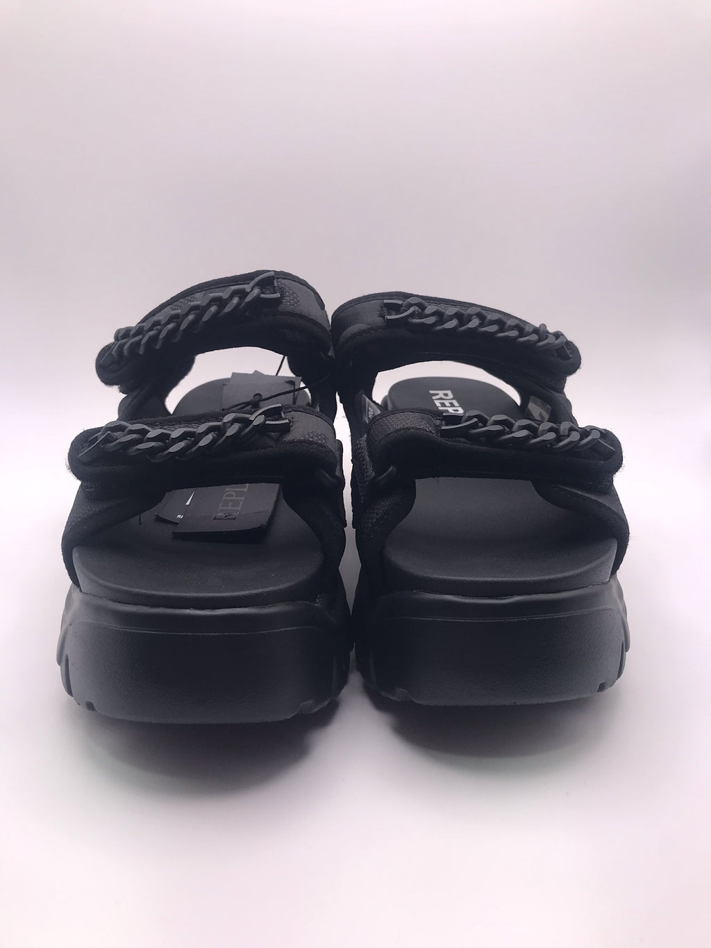 Sandeira Plataforma Chunky Replay; Sandália Preta Feminina Sola Tratorada Confortável Com Corrente Decorativa e Ajuste de Velcro; Verão Moda Jovem