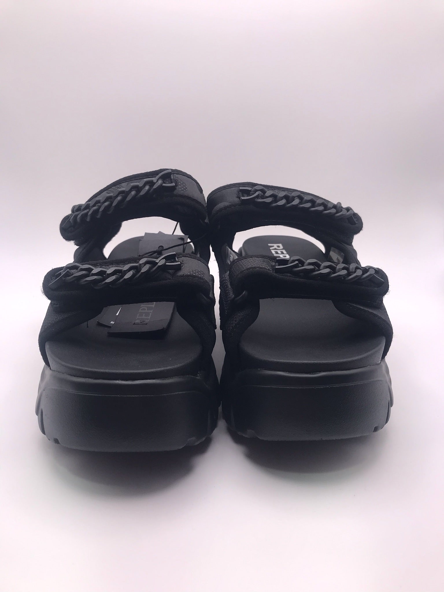 Sandeira Plataforma Chunky Replay; Sandália Preta Feminina Sola Tratorada Confortável Com Corrente Decorativa e Ajuste de Velcro; Verão Moda Jovem
