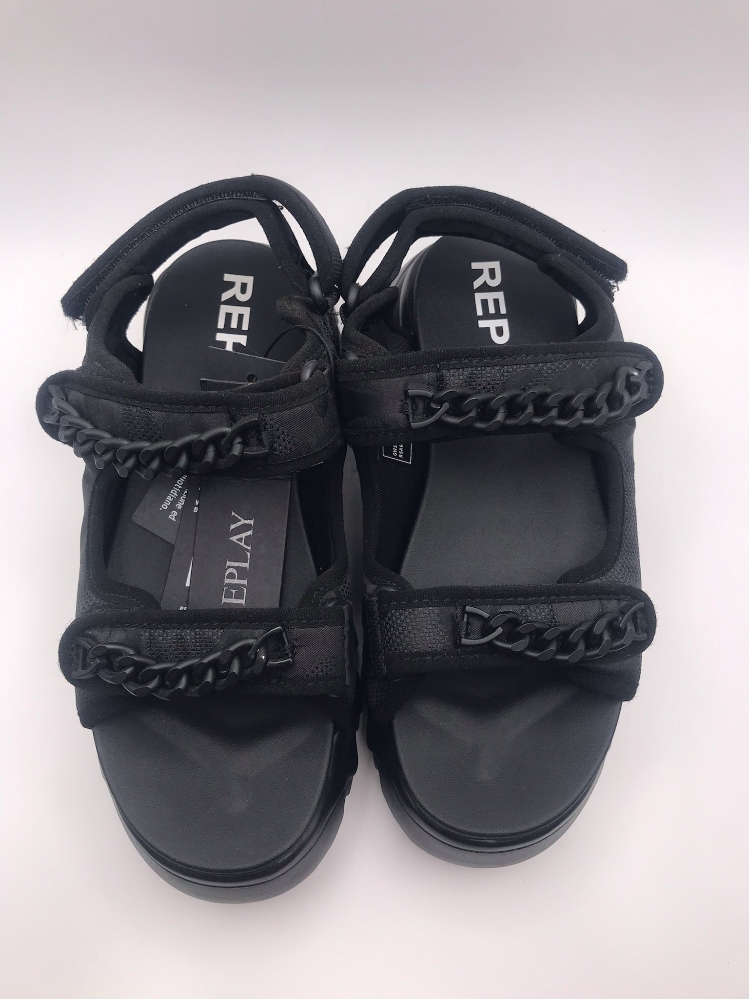 Sandeira Plataforma Chunky Replay; Sandália Preta Feminina Sola Tratorada Confortável Com Corrente Decorativa e Ajuste de Velcro; Verão Moda Jovem