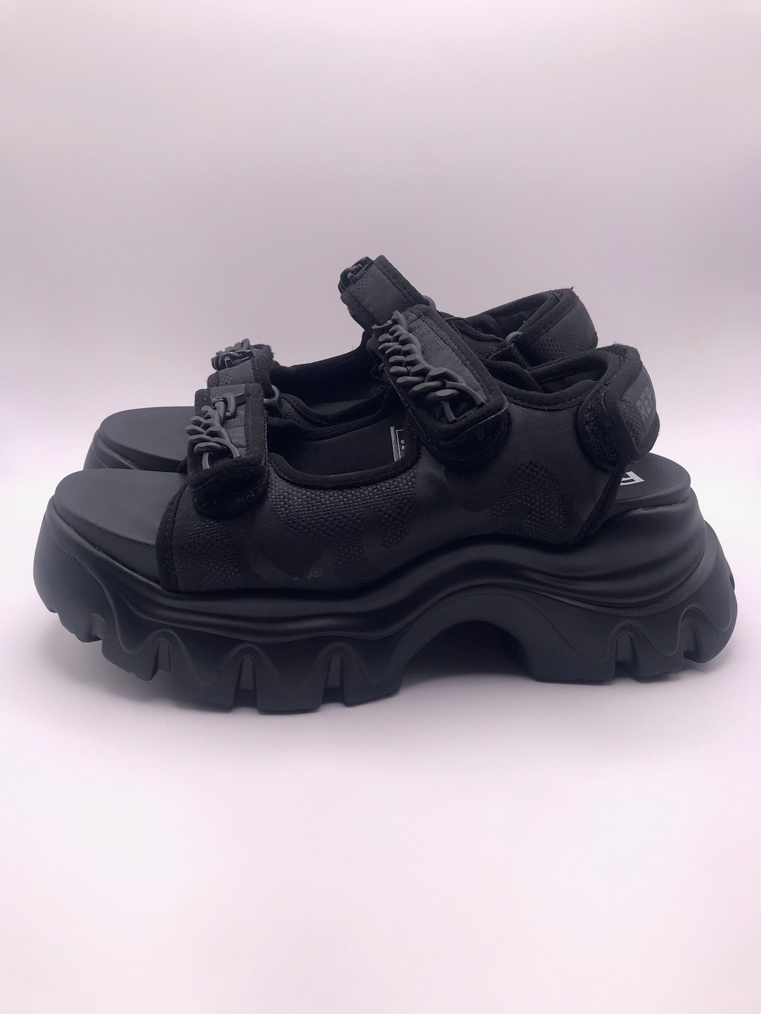 Sandeira Plataforma Chunky Replay; Sandália Preta Feminina Sola Tratorada Confortável Com Corrente Decorativa e Ajuste de Velcro; Verão Moda Jovem