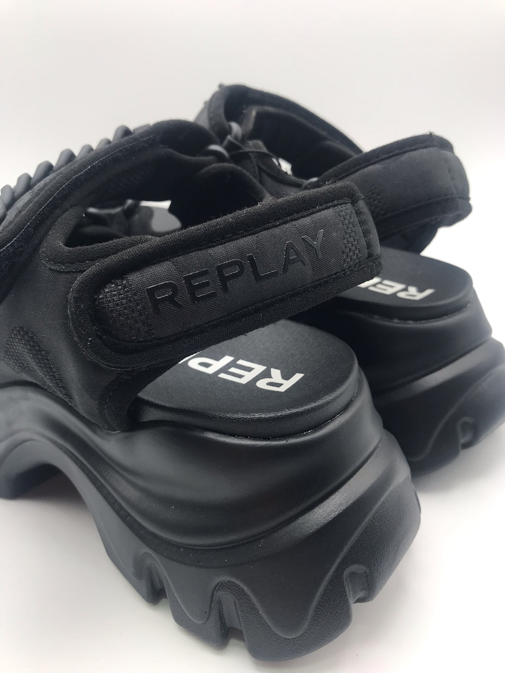 Sandeira Plataforma Chunky Replay; Sandália Preta Feminina Sola Tratorada Confortável Com Corrente Decorativa e Ajuste de Velcro; Verão Moda Jovem