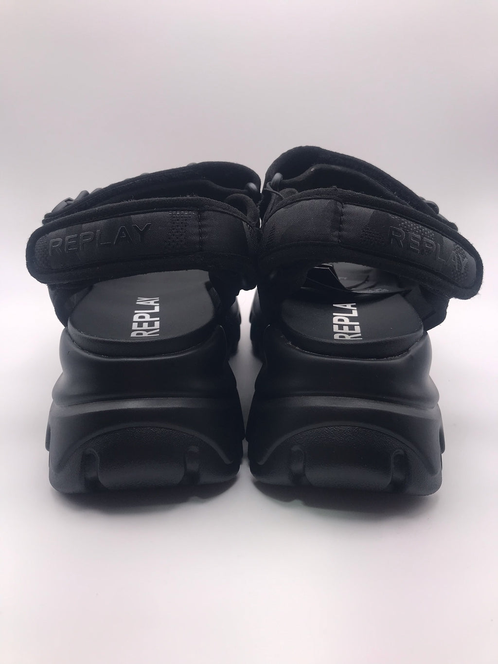 Sandeira Plataforma Chunky Replay; Sandália Preta Feminina Sola Tratorada Confortável Com Corrente Decorativa e Ajuste de Velcro; Verão Moda Jovem