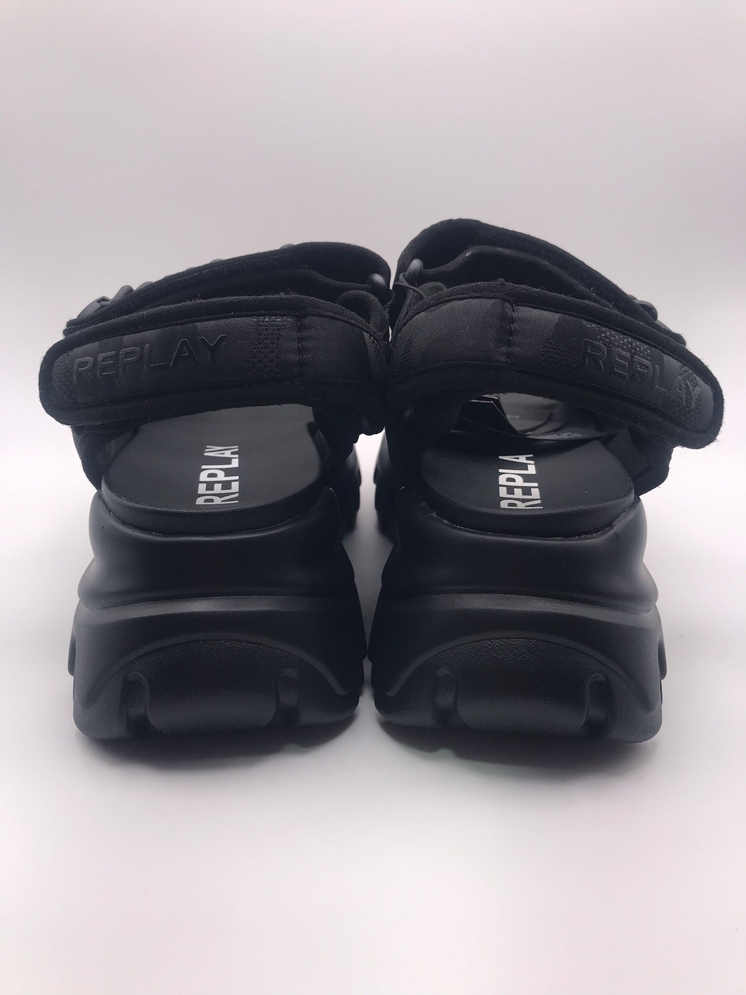 Sandeira Plataforma Chunky Replay; Sandália Preta Feminina Sola Tratorada Confortável Com Corrente Decorativa e Ajuste de Velcro; Verão Moda Jovem
