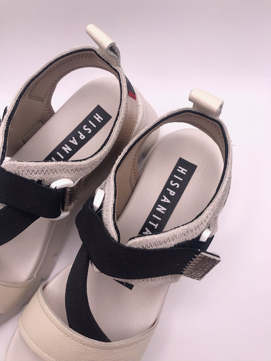 Sandálias Hispanitas Mulher Bege e Preto; Sandálias de Plataforma Estilo Desportivo em Pele; Tiras Elásticas Cruzadas com Velcro e Conforto Extra