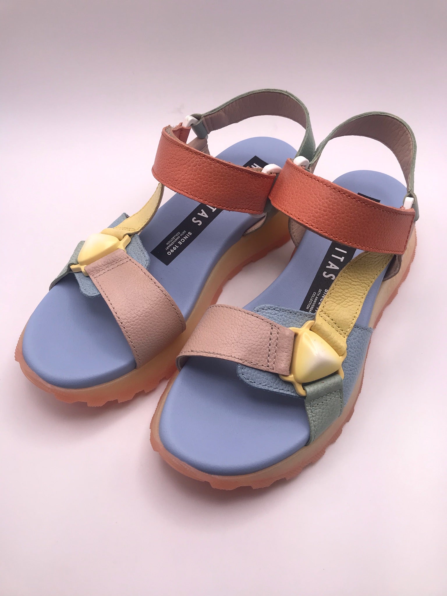 Sandálias Hispanitas Mulher Multicolor Azul Amarelo Laranja Salmon Verde Bege; Sandálias de Plataforma Estilo Desportivo em Pele; Alças de Velcro Confortáveis e Sola Tratorada