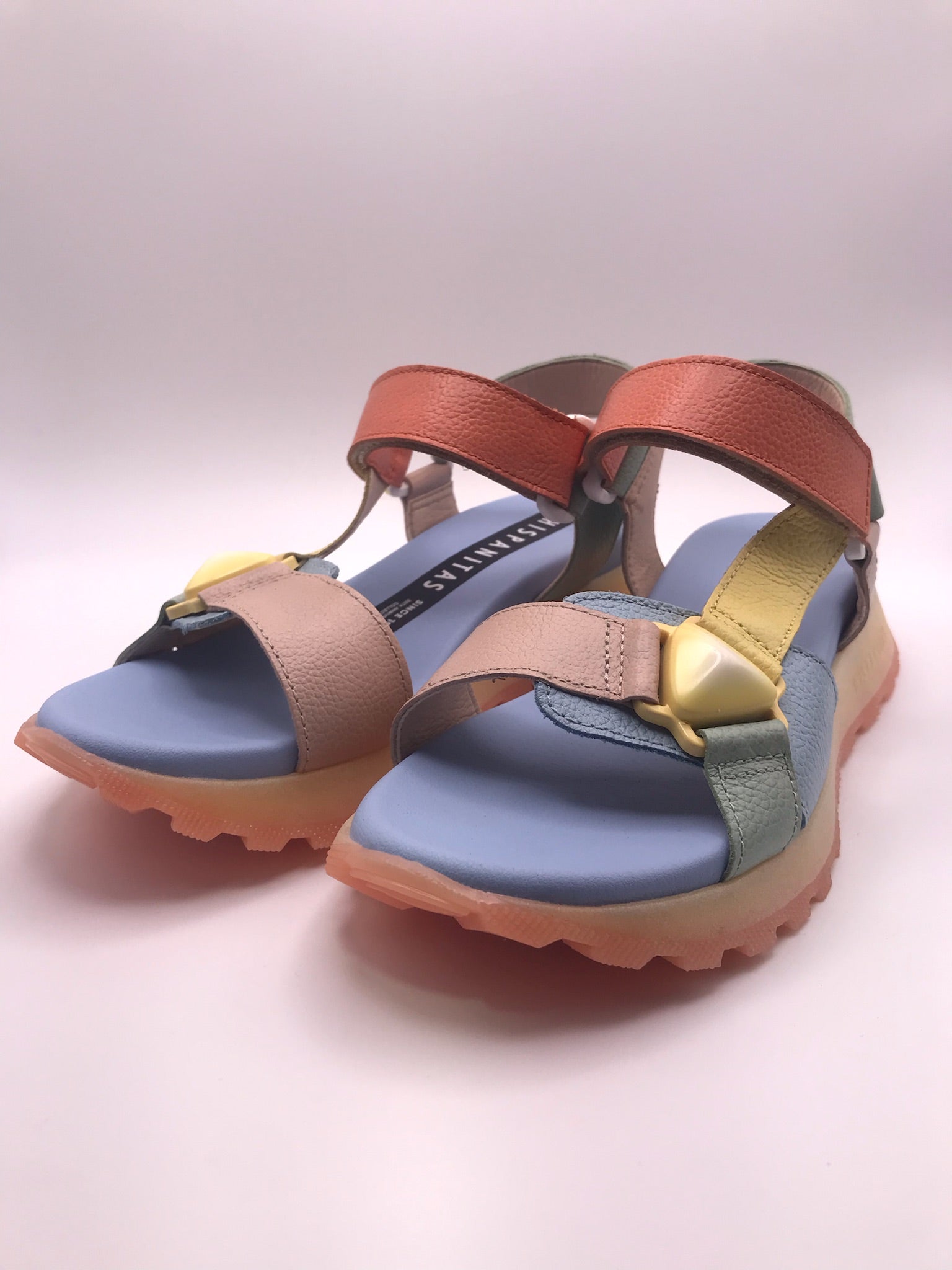 Sandálias Hispanitas Mulher Multicolor Azul Amarelo Laranja Salmon Verde Bege; Sandálias de Plataforma Estilo Desportivo em Pele; Alças de Velcro Confortáveis e Sola Tratorada
