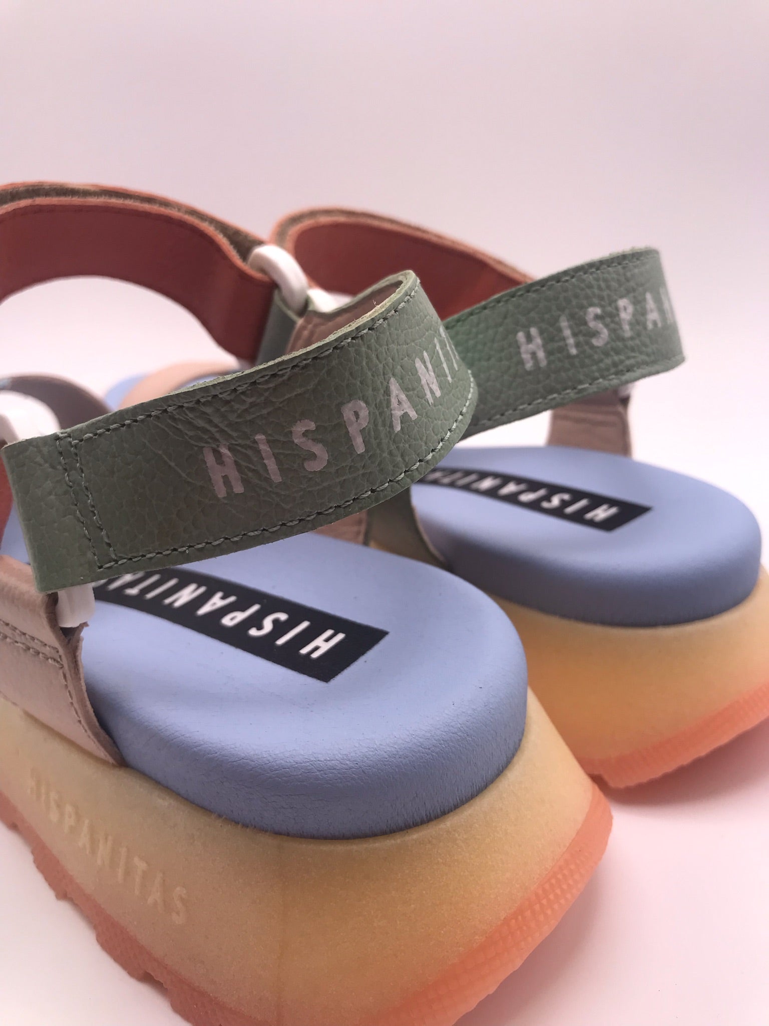 Sandálias Hispanitas Mulher Multicolor Azul Amarelo Laranja Salmon Verde Bege; Sandálias de Plataforma Estilo Desportivo em Pele; Alças de Velcro Confortáveis e Sola Tratorada