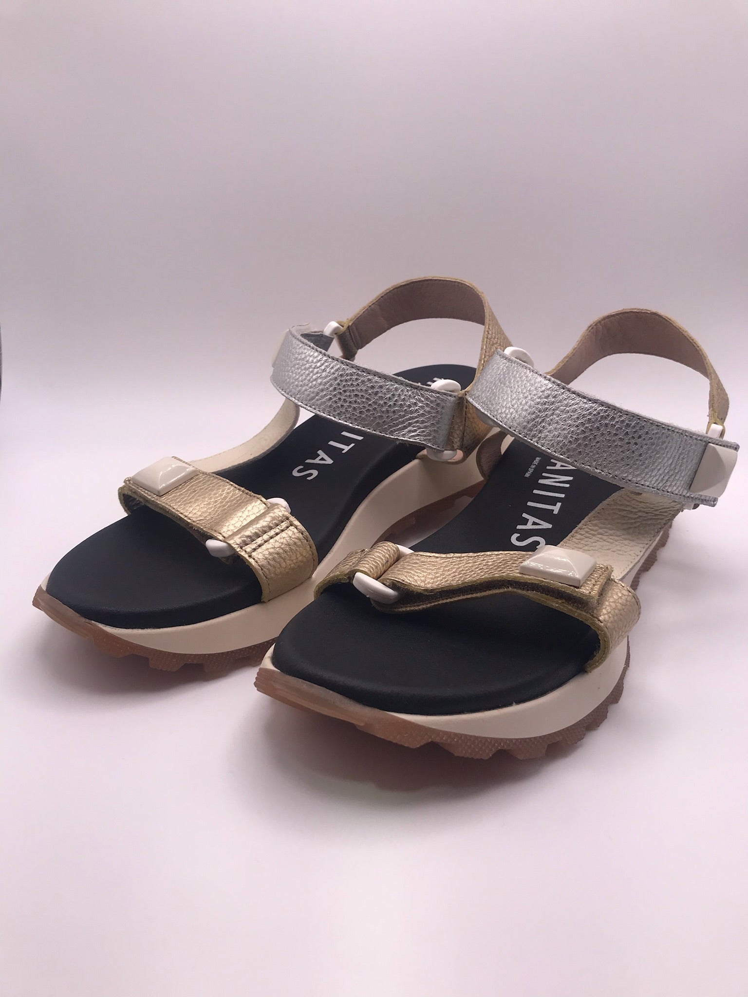 Sandálias Hispanitas Mulher Multicolor Preto Prata Dourado Branco Bege; Sandálias de Plataforma Estilo Desportivo em Pele; Alças de Velcro Confortáveis e Sola Tratorada
