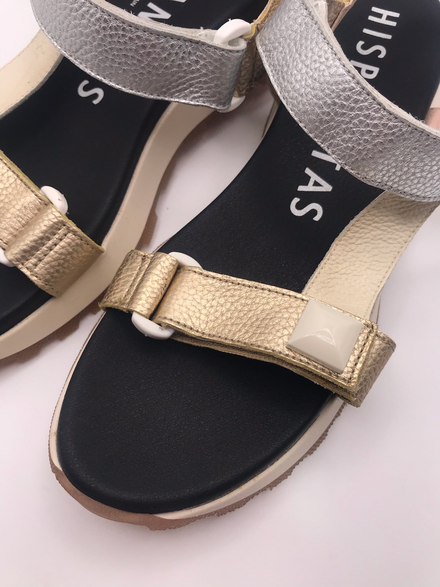 Sandálias Hispanitas Mulher Multicolor Preto Prata Dourado Branco Bege; Sandálias de Plataforma Estilo Desportivo em Pele; Alças de Velcro Confortáveis e Sola Tratorada