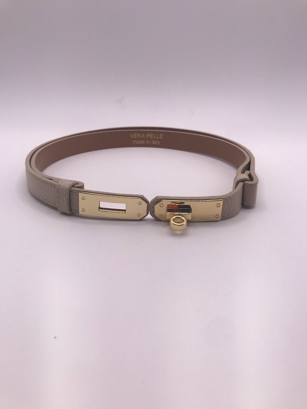 Cinto Vera Pelle Feminino em Pele Bege Creme Design Fino com Fivela Dourada de Luxo, Acessório Elegante para Ajuste de Cintura em Vestidos e Calças