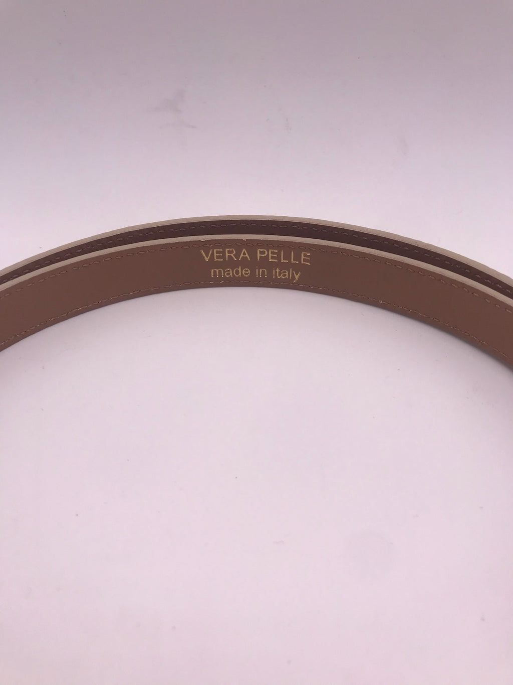 Cinto Vera Pelle Feminino em Pele Bege Creme Design Fino com Fivela Dourada de Luxo, Acessório Elegante para Ajuste de Cintura em Vestidos e Calças