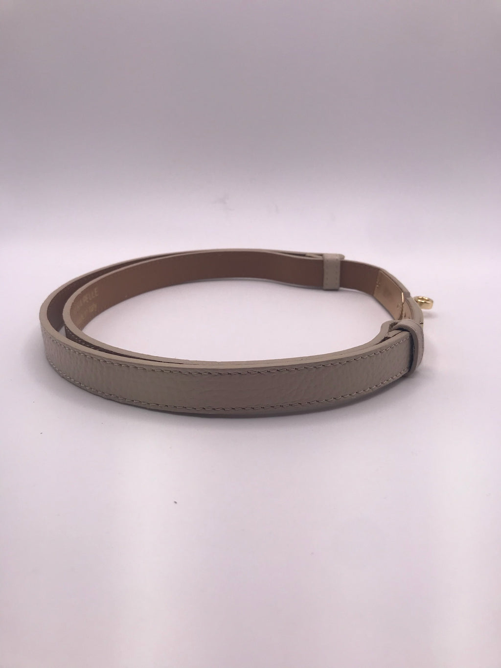 Cinto Vera Pelle Feminino em Pele Bege Creme Design Fino com Fivela Dourada de Luxo, Acessório Elegante para Ajuste de Cintura em Vestidos e Calças