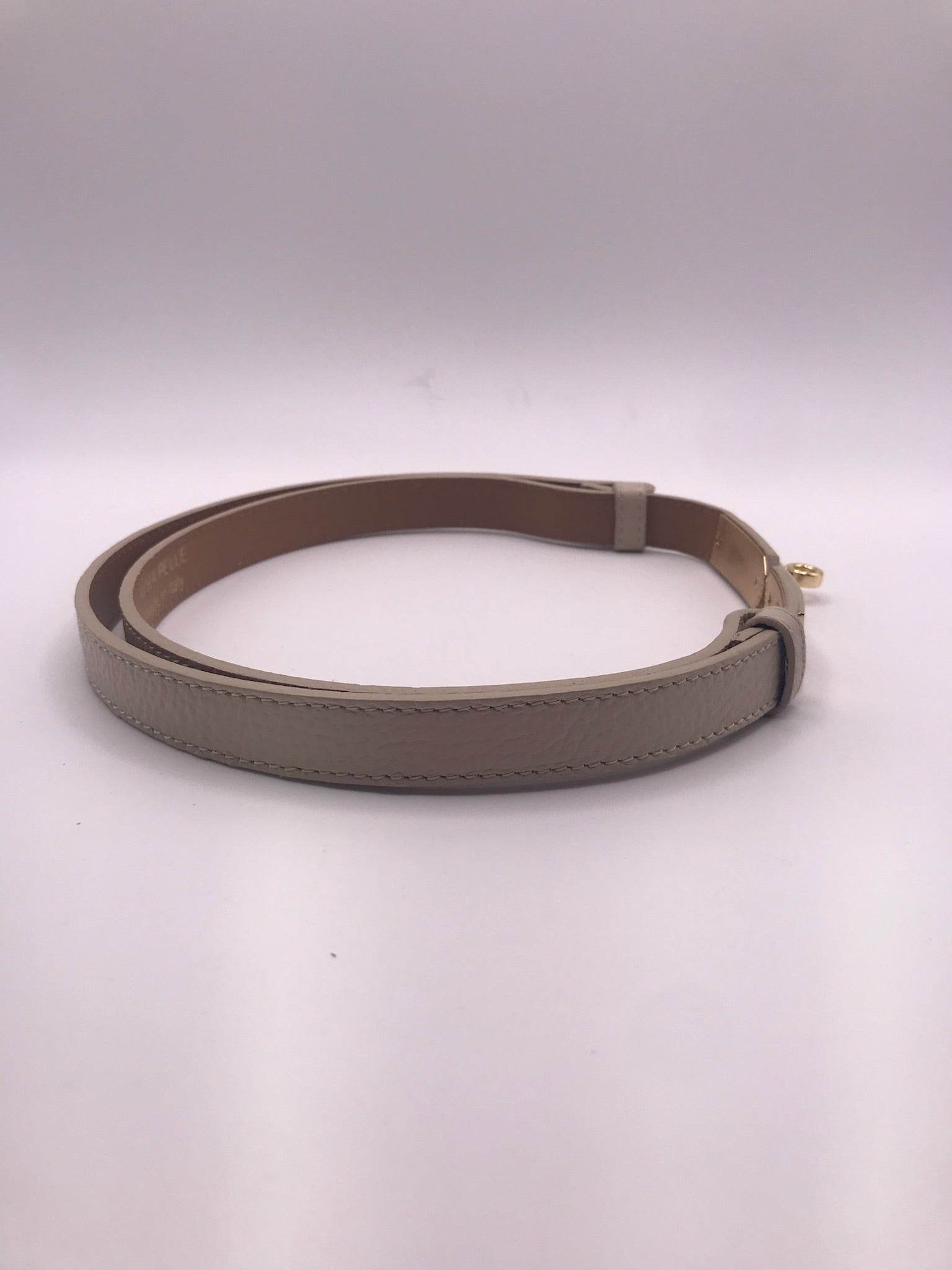 Cinto Vera Pelle Feminino em Pele Bege Creme Design Fino com Fivela Dourada de Luxo, Acessório Elegante para Ajuste de Cintura em Vestidos e Calças