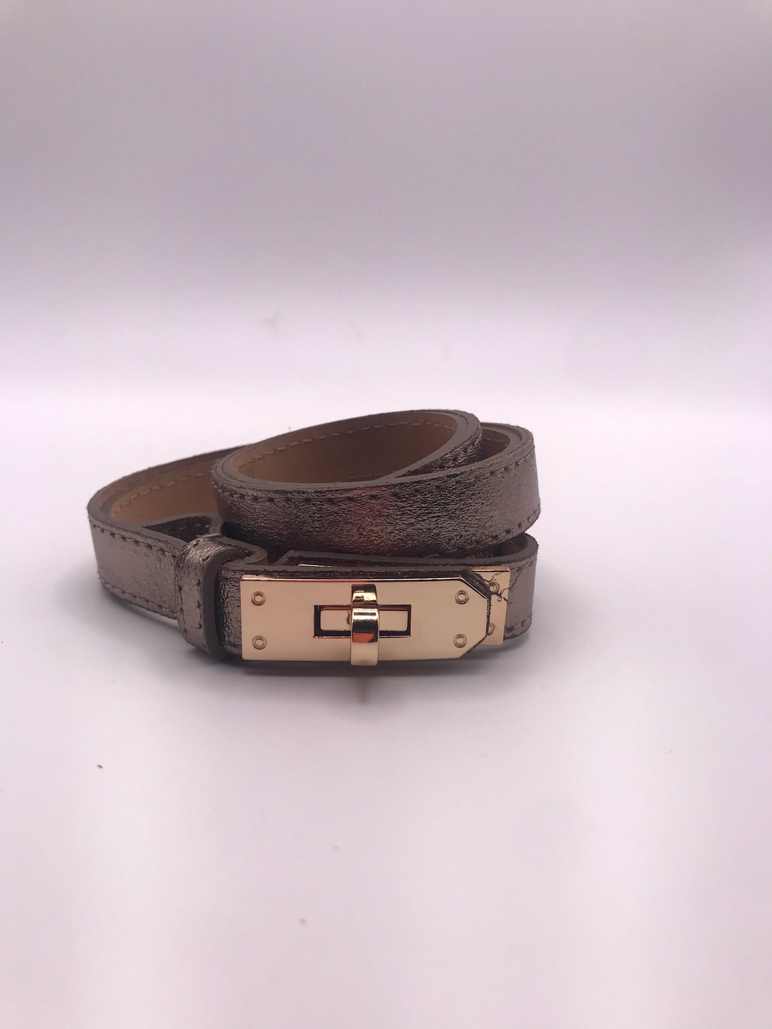 Cinto Vera Pelle Feminino em Pele Metalizada Cinza Bronze Design Fino com Fivela Dourada de Luxo, Acessório Elegante para Ajuste de Cintura em Vestidos e Calças