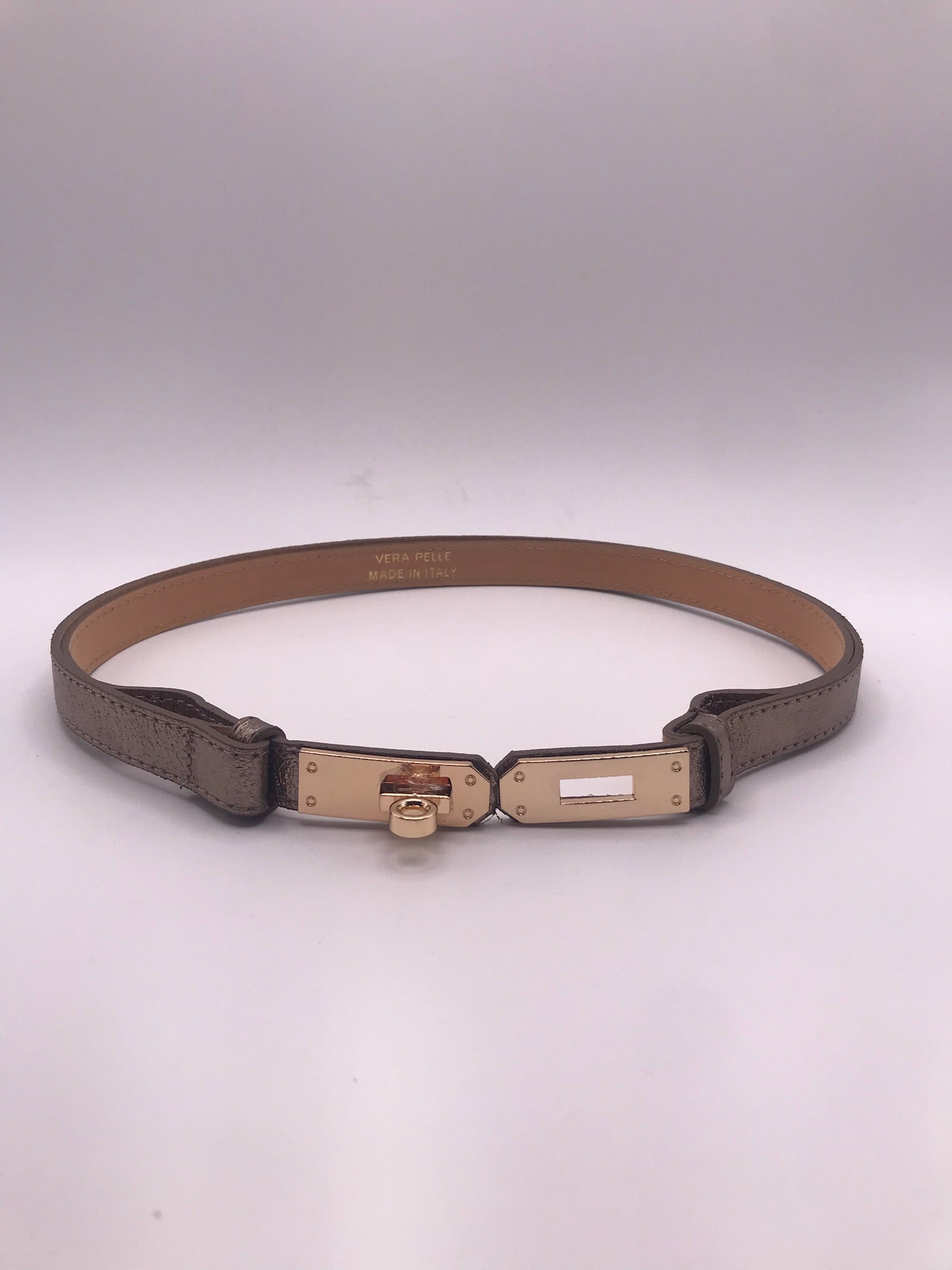 Cinto Vera Pelle Feminino em Pele Metalizada Cinza Bronze Design Fino com Fivela Dourada de Luxo, Acessório Elegante para Ajuste de Cintura em Vestidos e Calças