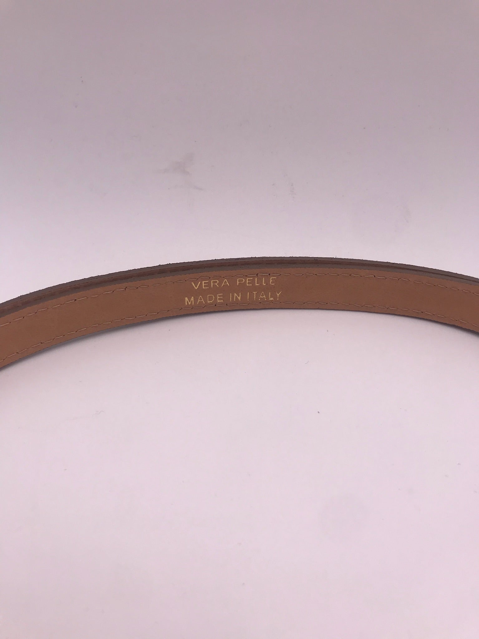 Cinto Vera Pelle Feminino em Pele Metalizada Cinza Bronze Design Fino com Fivela Dourada de Luxo, Acessório Elegante para Ajuste de Cintura em Vestidos e Calças