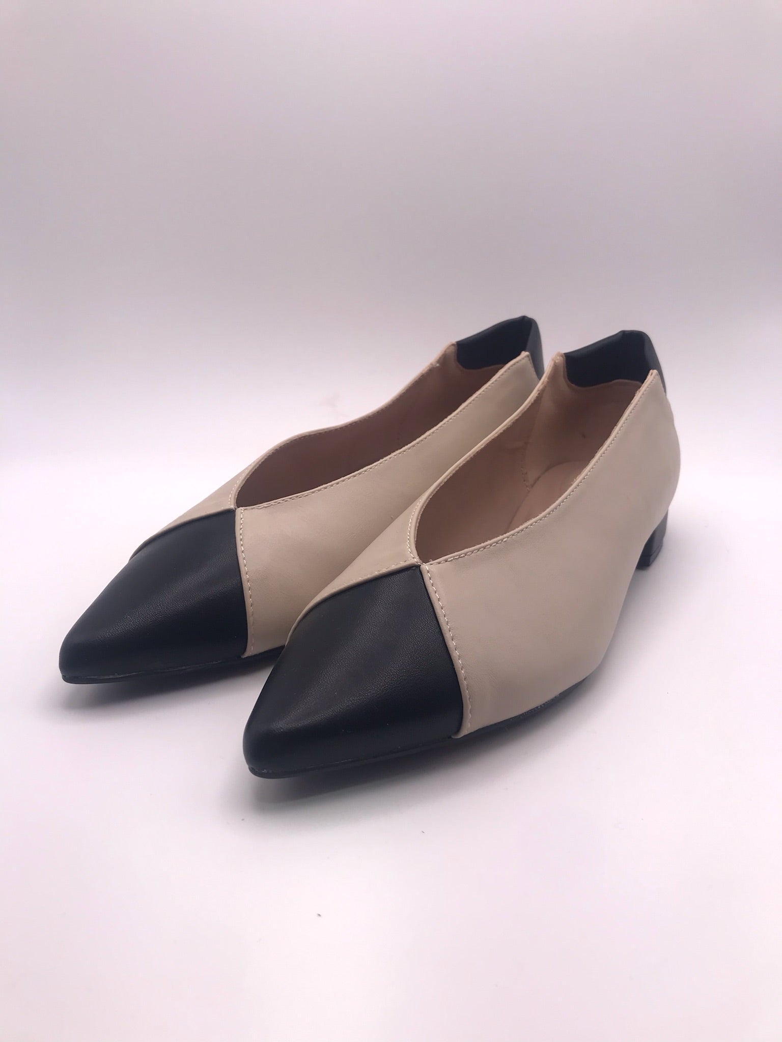 Sapatos Buonarotti de Mulher Bicolores Beges e Pretos; Sabrinas Elegantes com Biqueira Fina; Calçado de Senhora Clássico Casual; Sapatos de Salto Baixo Confortáveis Moda Portugal